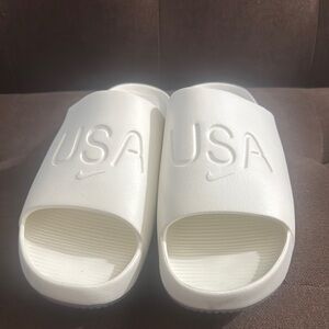 Men nike slides white size 12 very good condition used only 1 time